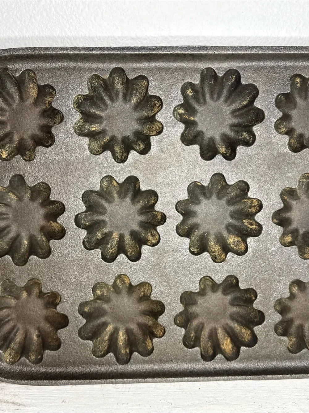 Antique 12-Cup Cast Iron “Turk’s Head” Gem Pan / Fluted Muffin Tin - Circa 1900